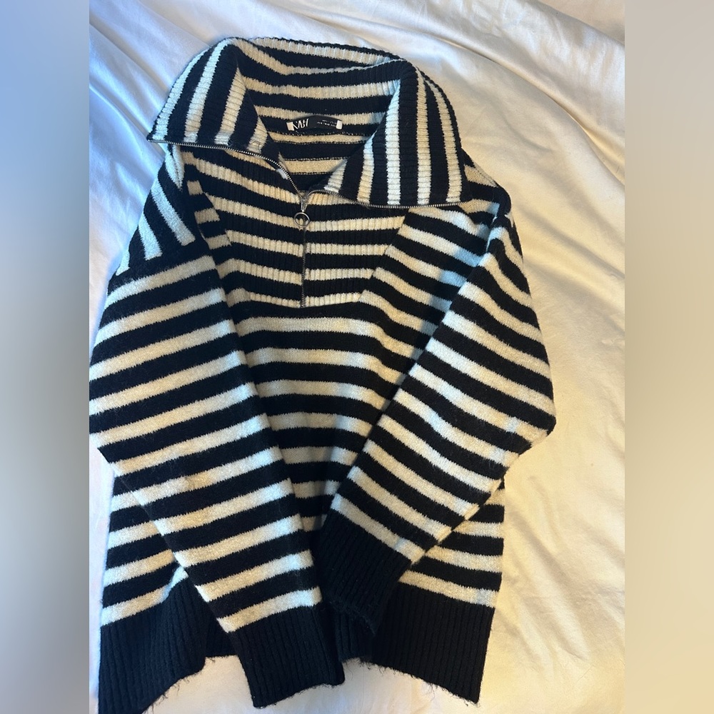 Zara black and cream striped sweater. Half zíper.